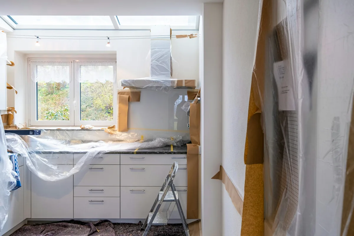 Snedker arbejder med køkkenrenovering i parcelhus i Kolding