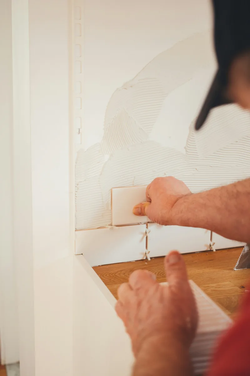 Detalje af køkkenrenovering med nye fliser og bordplade i Kolding
