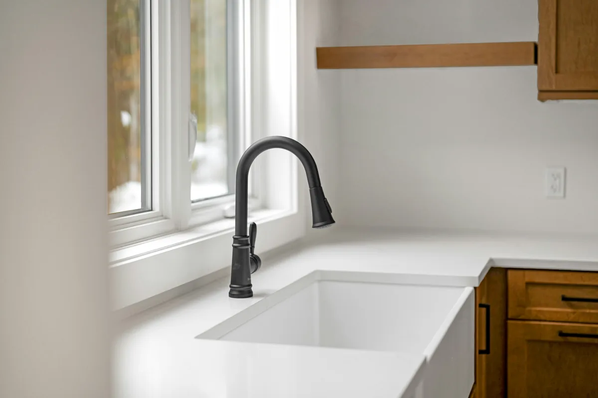 Snedker udfører præcisionsarbejde på bordplade ved køkkenrenovering i Kolding